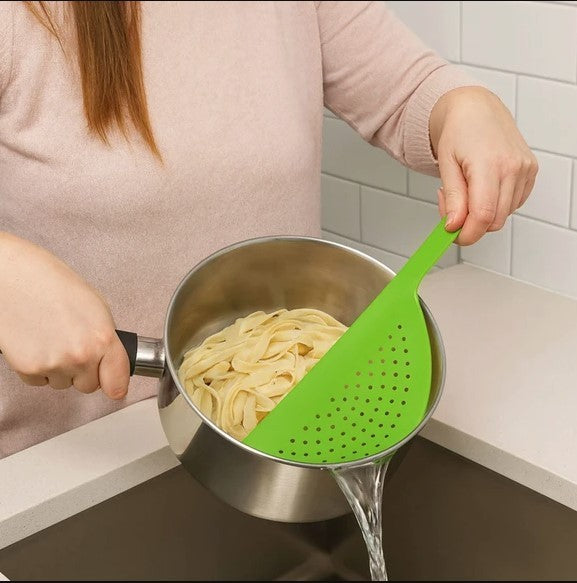 Hand Held Plastic Pot Drainer Pasta Noodle Veggie Strainer with Handle, Green